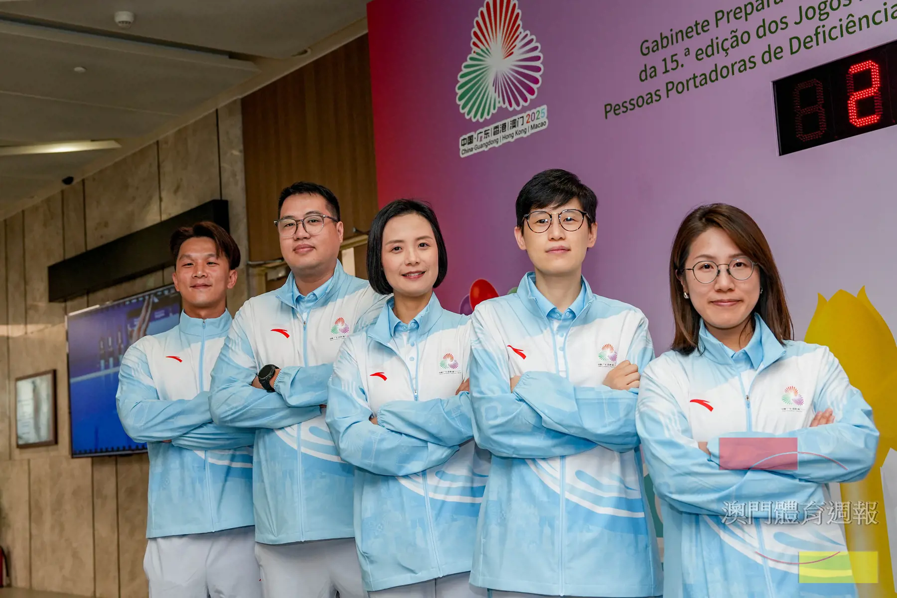 十五運澳區反興奮劑中心辦公室聯絡人譚穎兒（中），中心工作人員彭逸龍（左1）、崔健民（左2）、蔣碧雯（右2）、黃家慧（右1）保持專業精神迎接十五運會反興奮劑工作.jpg