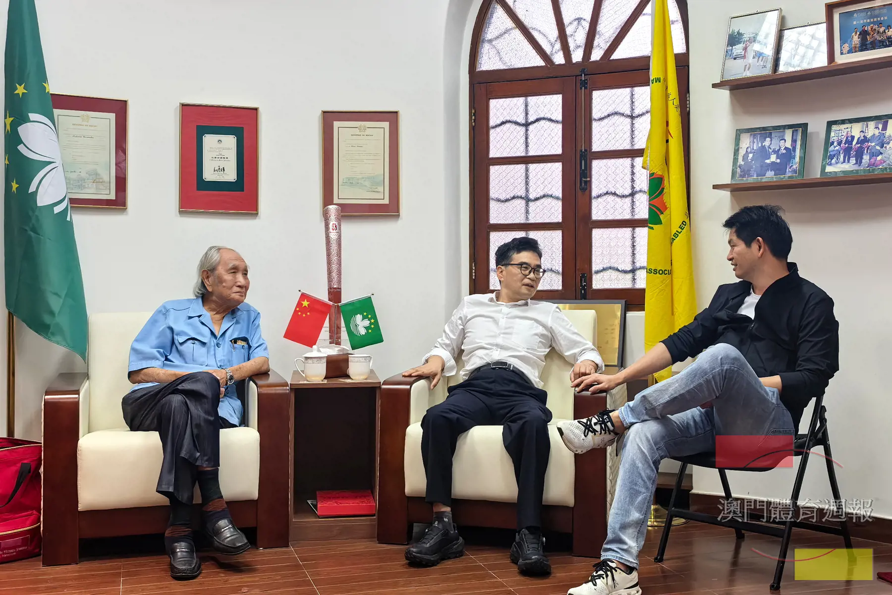 澳門殘奧會主席菲能地（左）、執行主席李子建（右）與廣東省殘疾人聯合會黨組書記、理事長陳學軍為粵澳殘疾人競技體育合作展開交流.jpg