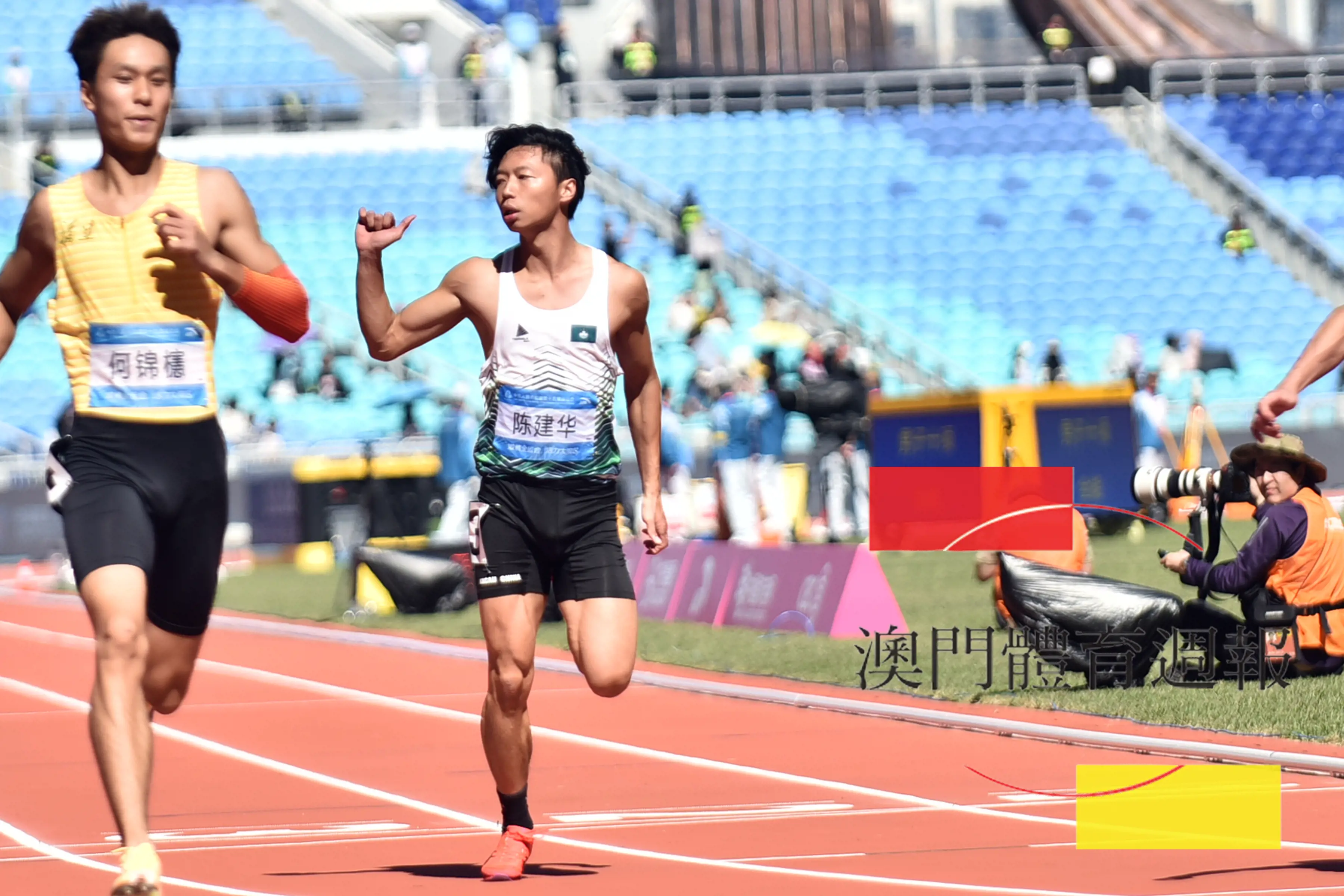 陳建華(右)出戰男子100米跑預賽.jpg
