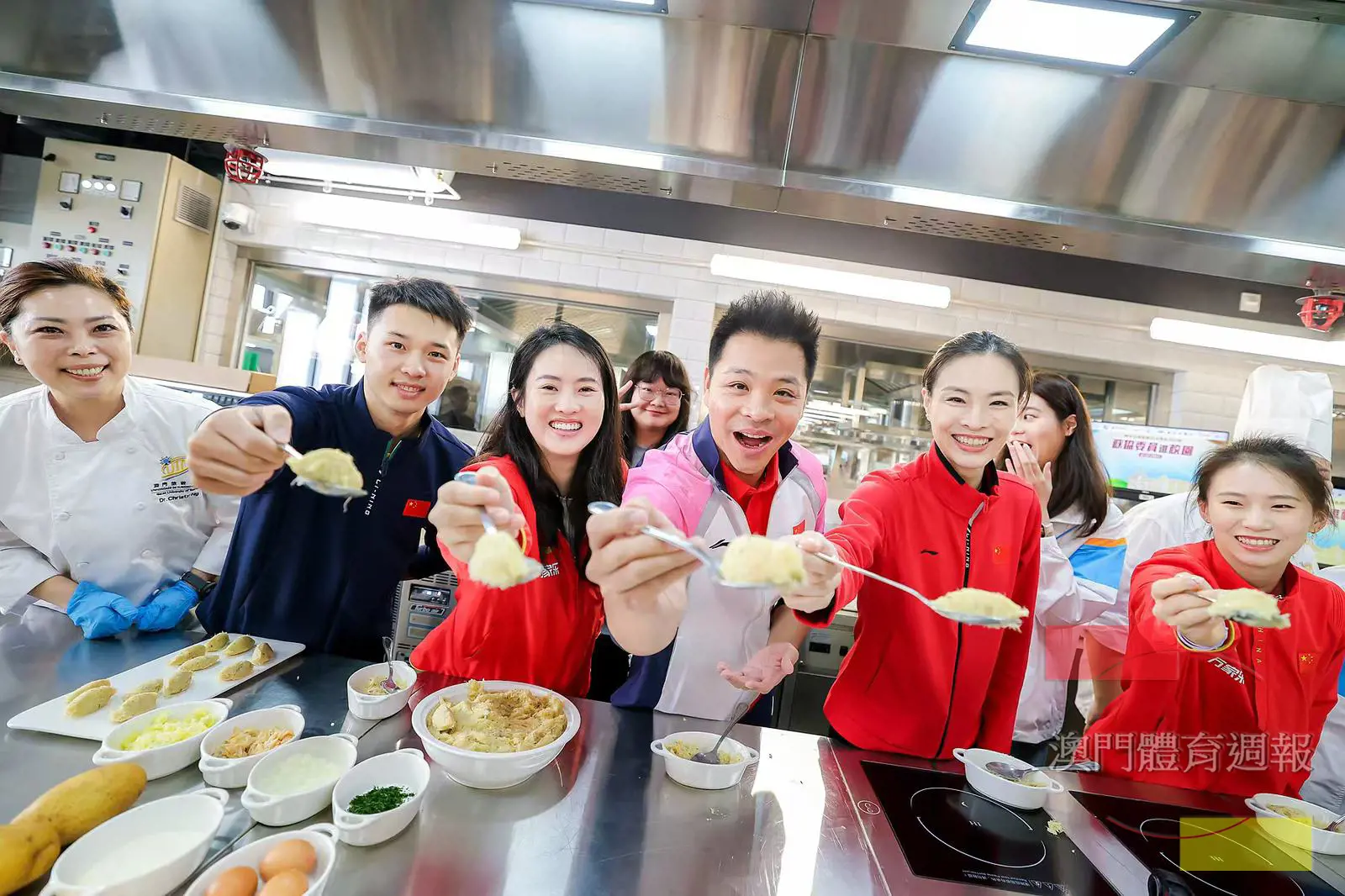 走進旅遊大學的奧運金牌運動員嘗試製作澳葡特色美食馬介休.jpg