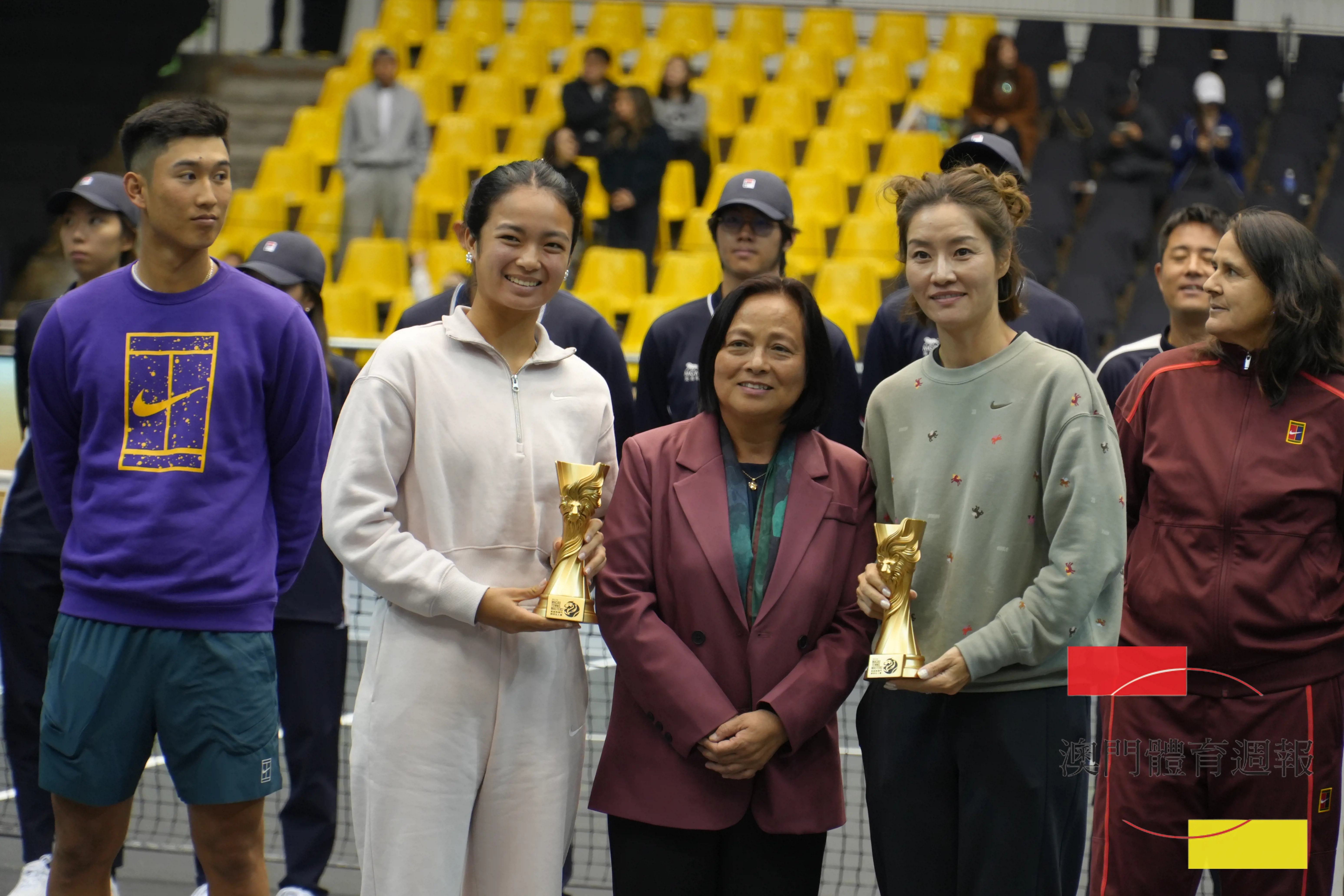 澳門網球總會理事長吳玉玲向李娜隊頒發亞軍獎項.JPG