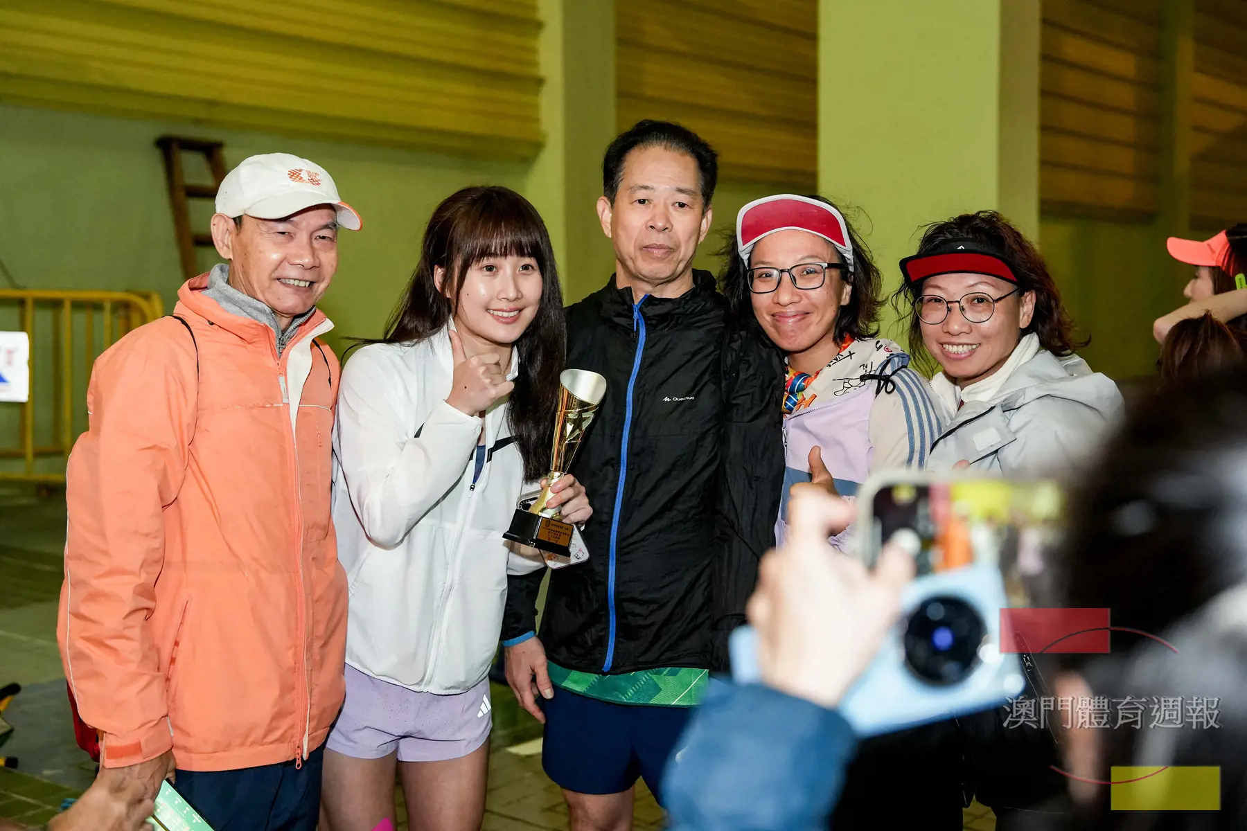 跑手們祝賀周健儀奪冠.jpg