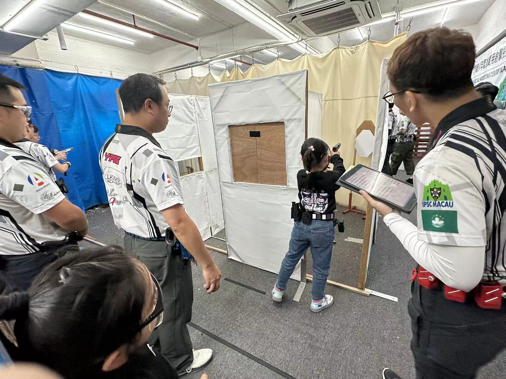 少年組運動員正進行比賽.jpg