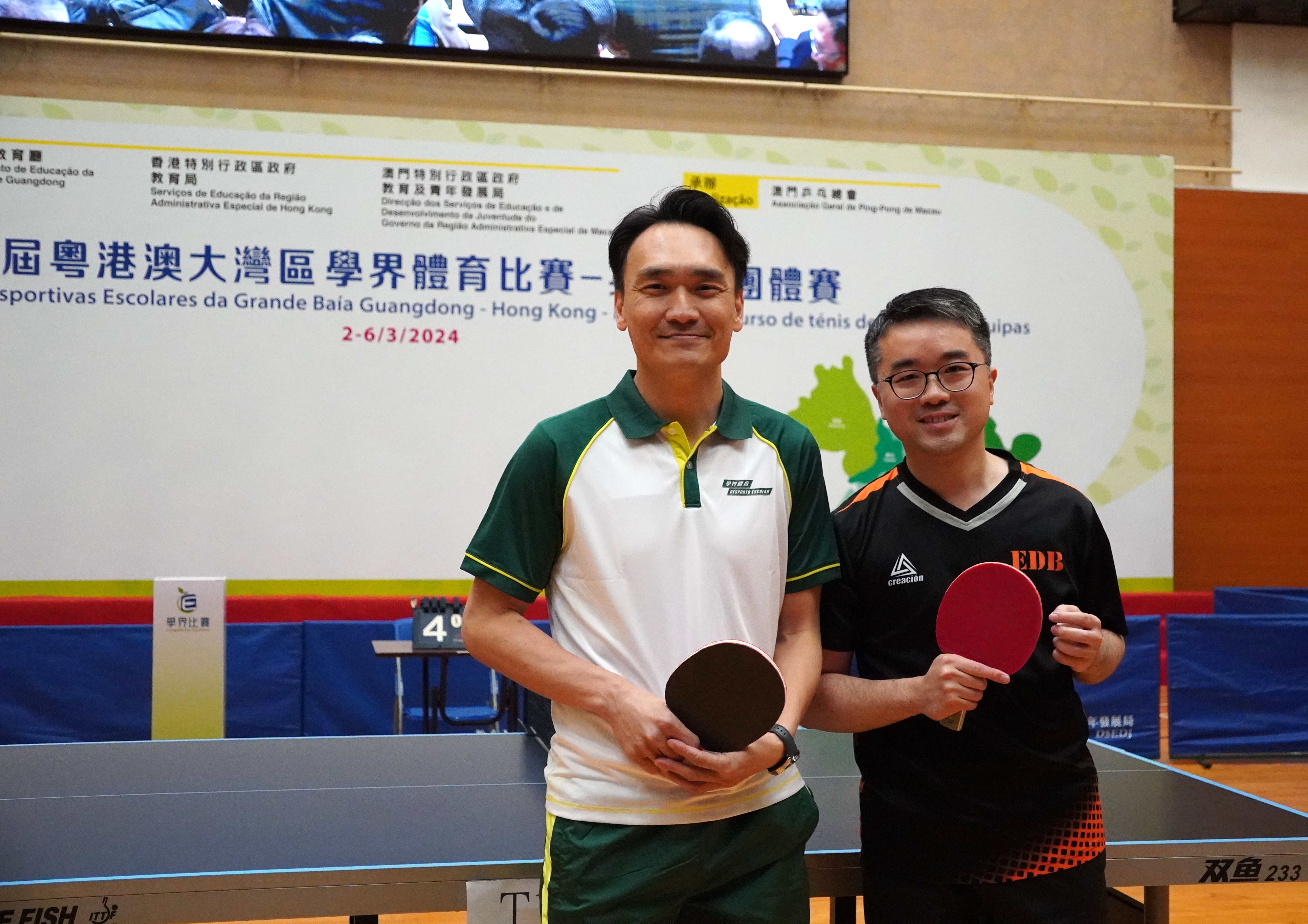 作為前澳門乒球代表隊的龔志明局長(左)以11比勝出熱身賽。.JPG