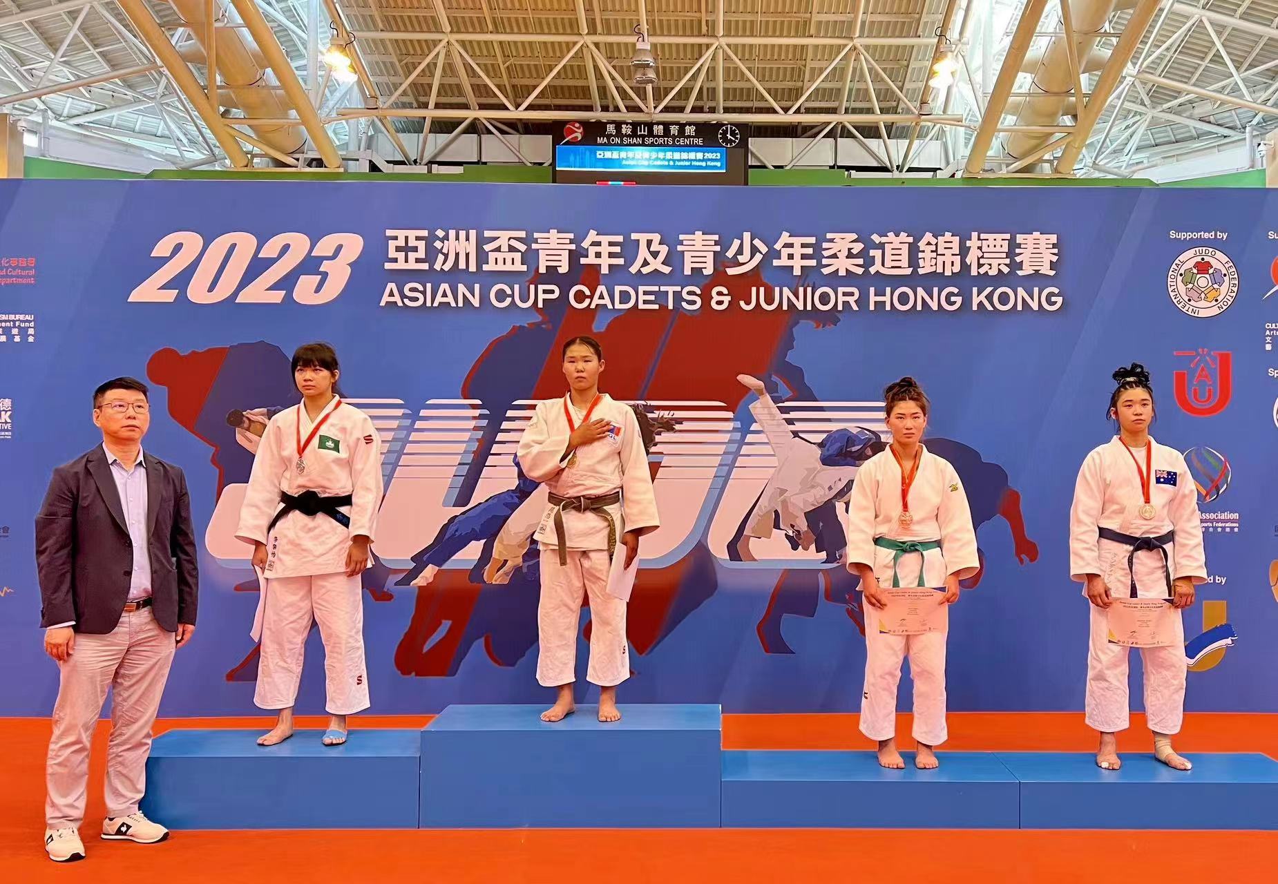 李樂怡(左二)取得負57公斤級銀牌.jpg