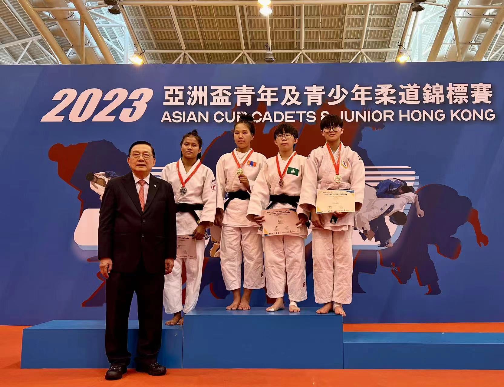 韋采倩(右二)取得負52公斤級銅牌.jpg